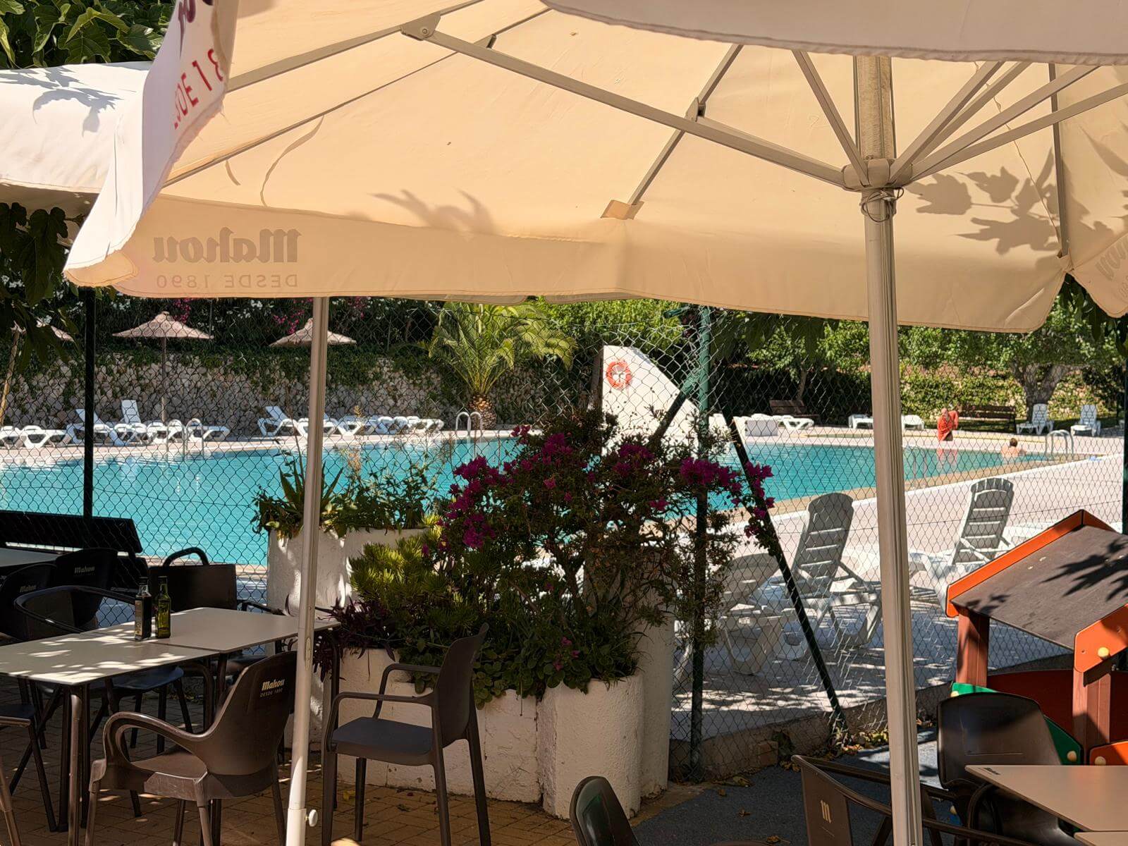 Terrasse au bord de la piscine
