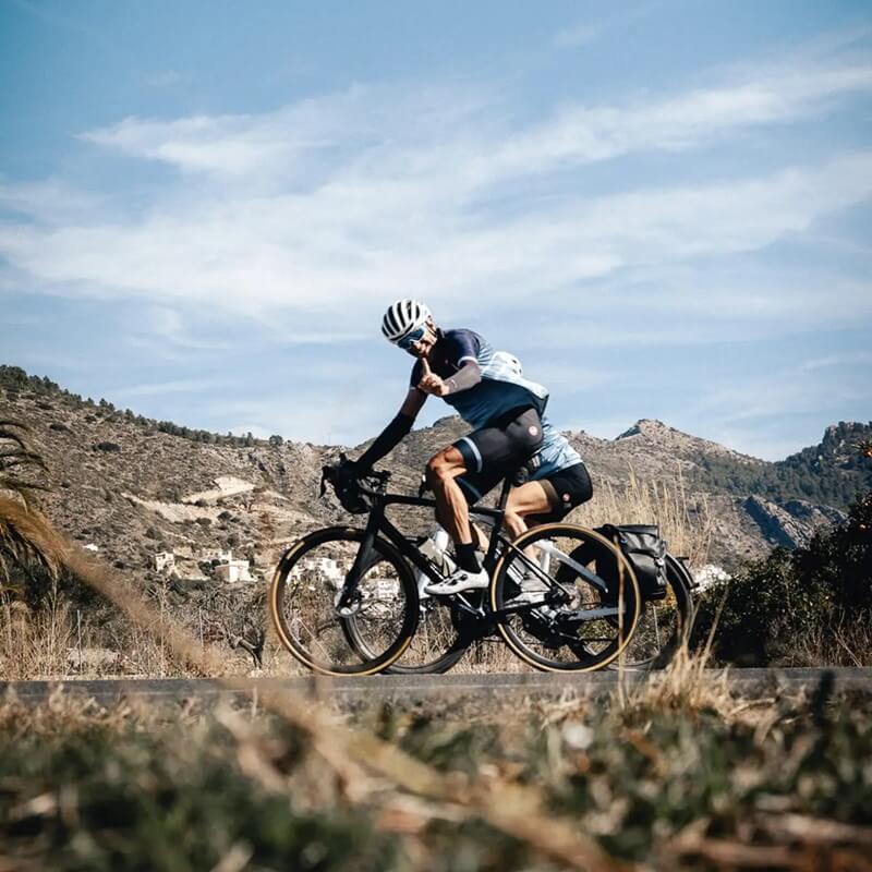 Vélo de route sur la montée du Col de Rates près de Tàrbena